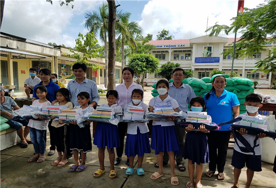 Trường Tiểu học Hàm Giang B: Phát quà cho học sinh, hộ nghèo